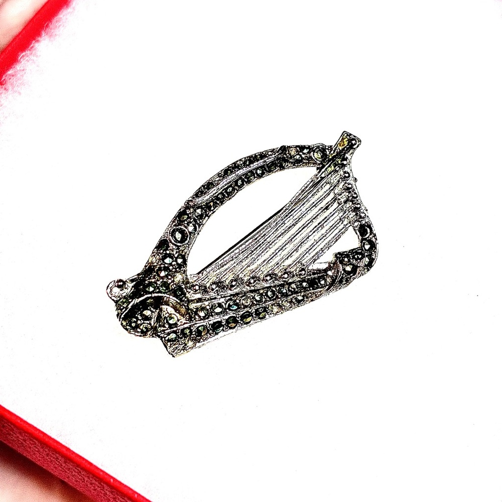 Elegant Irish Harp Silver Brooch